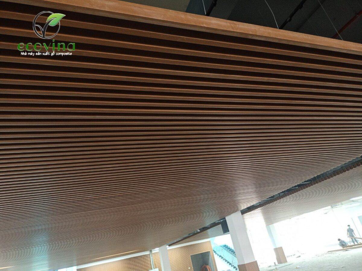 Thi công trần nan, ốp tường gỗ nhựa cho nhà máy Luxshare Bắc Giang ...