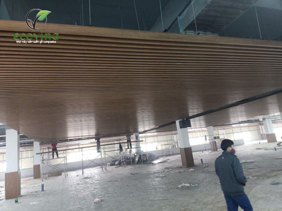 Thi công trần nan, ốp tường gỗ nhựa cho nhà máy Luxshare Bắc Giang