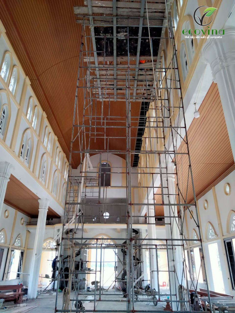 Hình ảnh thi công trần gỗ nhựa cho nhà thờ tại Hà Tĩnh
