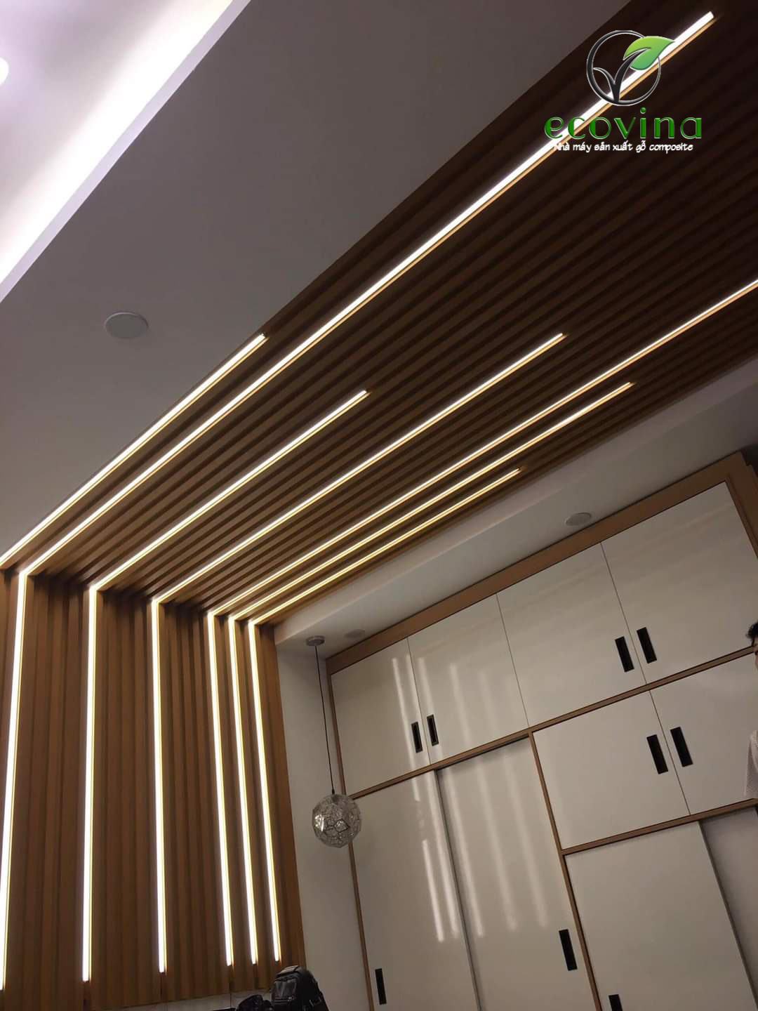 Lam gỗ nhựa Ecovina kết hợp đèn led trần- tường