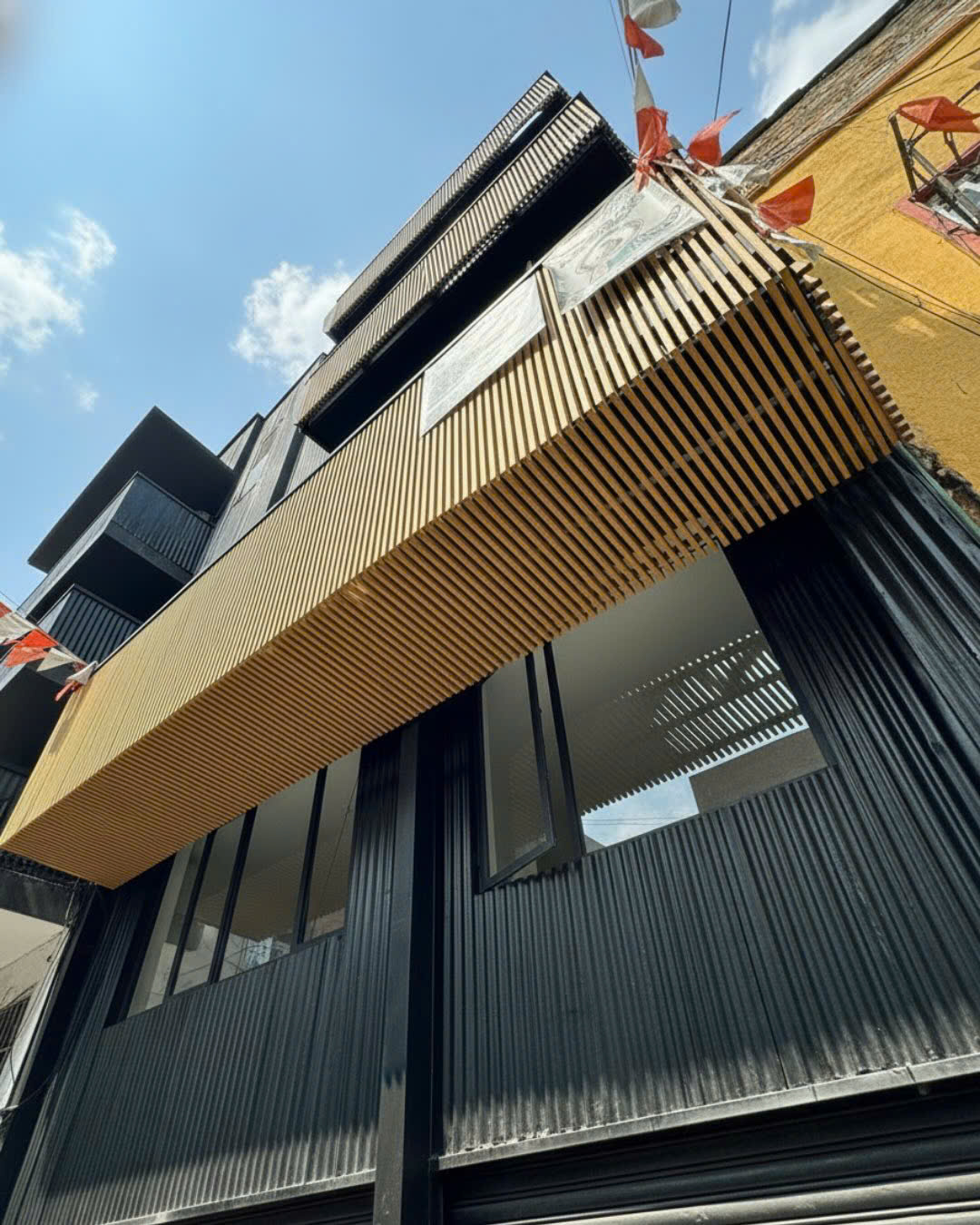 Lam Gỗ Đứng Mặt Tiền