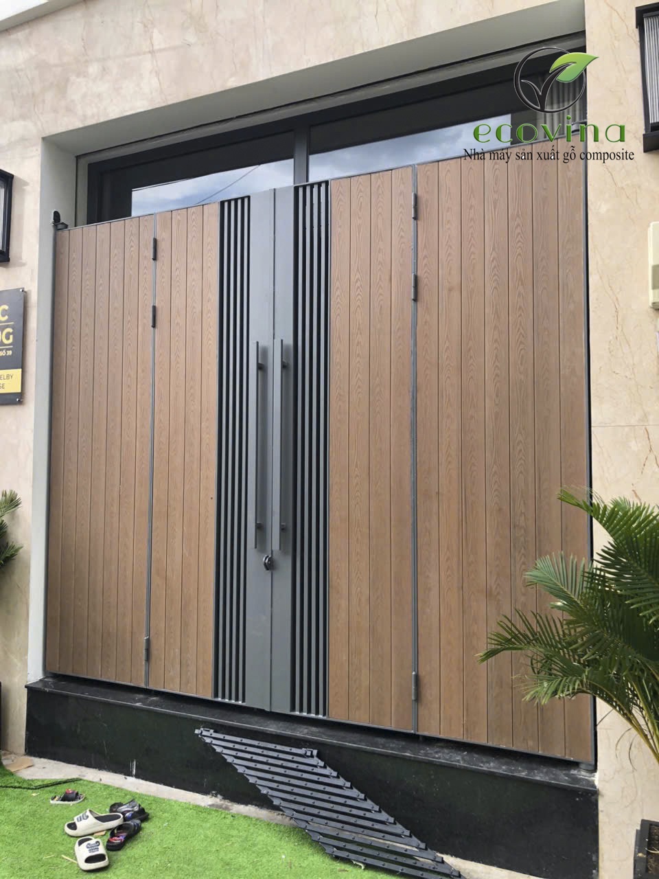 Hoàn thiện cửa cổng với tấm ốp phủ ASA Ecovina
