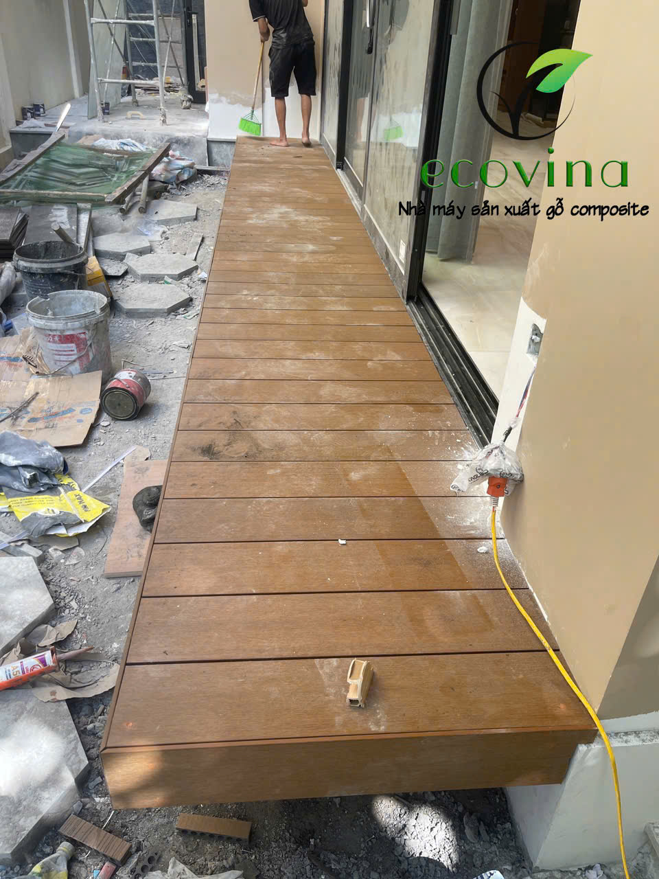 Thi công sàn gỗ nhựa ngoài trời ECOVINA 